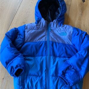 The North Face Royal Navy Blue reversible Hooded youth puffer jacket. 550 fill